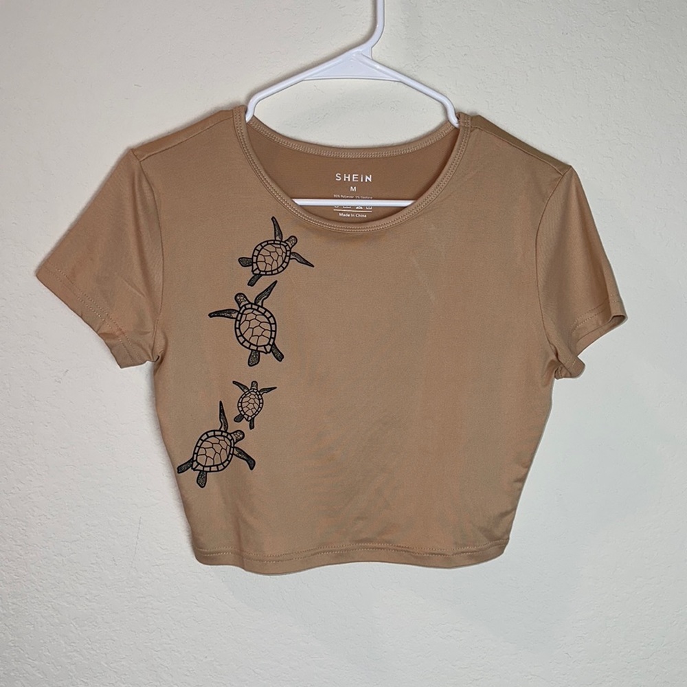 Medium tan crop top with sea turtles 🐢 🌼 NEW- never worn.